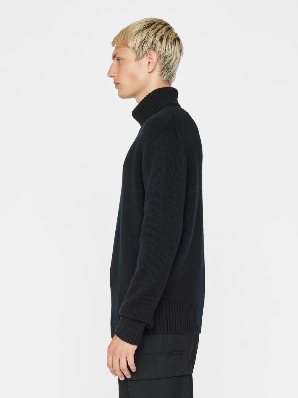 turtleneck side view alt:fit2